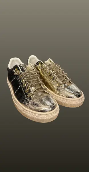 Sneakers aurii metalizați